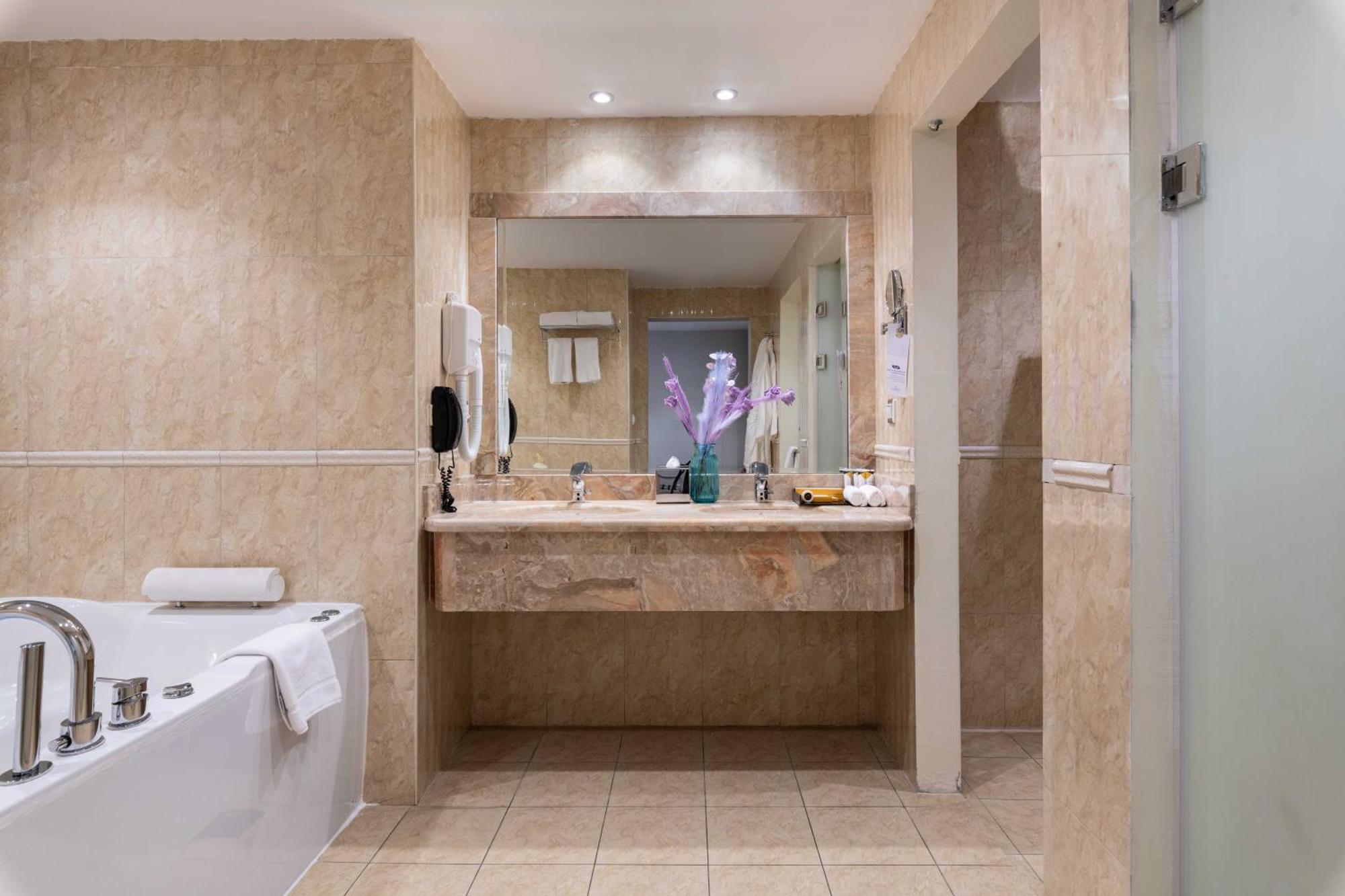 Warwick Al Jubail Hotel エクステリア 写真